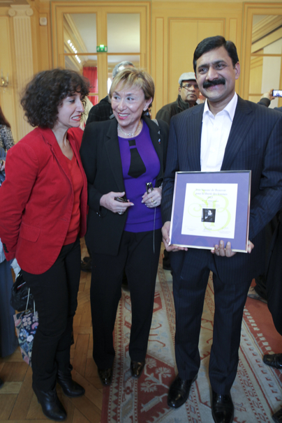 PRIX SIMONE DE BEAUVOIR 2013 à MALALA YOUSAFZAI: Julia Kristeva avec Ziauddin Yousufzai, père de Malala, et Sihem Habchi